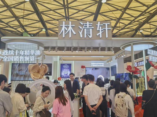 、自然堂等美妆企业亮相美博会！CQ9电子中国网站【现场】家化(图13)